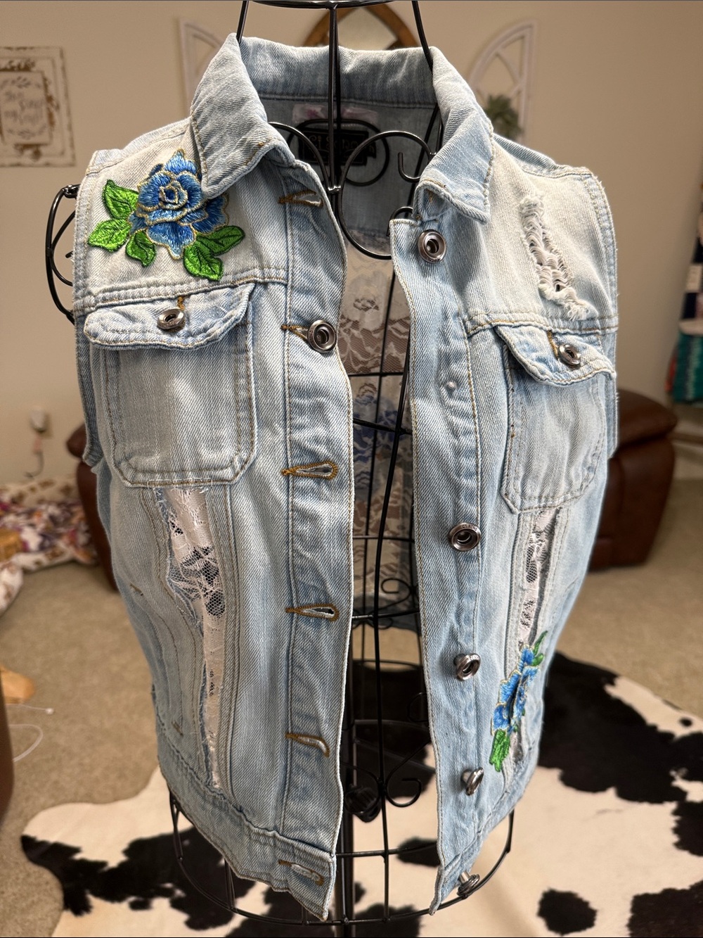 Ci Sono Light Blue Denim Vest with Floral Embroidery - Picture 5 of 5
